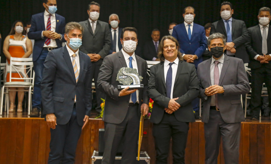 O governador Carlos Massa Ratinho Junior recebeu nesta sexta-feira (5) o título de “Benfeitor do Oeste”. A homenagem é dos prefeitos que integram a Associação dos Municípios do Oeste do Paraná foi conferida durante a 15ª edição do maior evento da imprensa da região, o Prêmio Amop de Jornalismo. 
Foto Gilson abreu/AEN