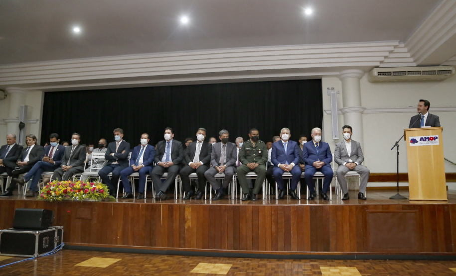 O governador Carlos Massa Ratinho Junior recebeu nesta sexta-feira (5) o título de “Benfeitor do Oeste”. A homenagem é dos prefeitos que integram a Associação dos Municípios do Oeste do Paraná foi conferida durante a 15ª edição do maior evento da imprensa da região, o Prêmio Amop de Jornalismo. 
Foto Gilson abreu/AEN