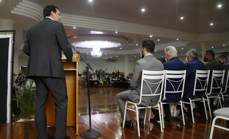O governador Carlos Massa Ratinho Junior recebeu nesta sexta-feira (5) o título de “Benfeitor do Oeste”. A homenagem é dos prefeitos que integram a Associação dos Municípios do Oeste do Paraná foi conferida durante a 15ª edição do maior evento da imprensa da região, o Prêmio Amop de Jornalismo. 
Foto Gilson abreu/AEN