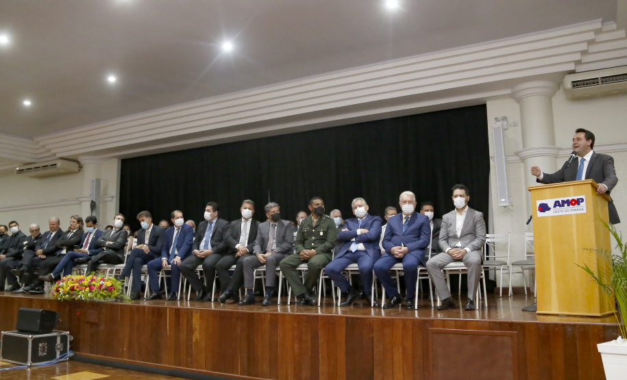 O governador Carlos Massa Ratinho Junior recebeu nesta sexta-feira (5) o título de “Benfeitor do Oeste”. A homenagem é dos prefeitos que integram a Associação dos Municípios do Oeste do Paraná foi conferida durante a 15ª edição do maior evento da imprensa da região, o Prêmio Amop de Jornalismo. 
Foto Gilson abreu/AEN