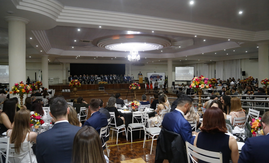 O governador Carlos Massa Ratinho Junior recebeu nesta sexta-feira (5) o título de “Benfeitor do Oeste”. A homenagem é dos prefeitos que integram a Associação dos Municípios do Oeste do Paraná foi conferida durante a 15ª edição do maior evento da imprensa da região, o Prêmio Amop de Jornalismo. 
Foto Gilson abreu/AEN