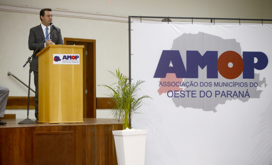 O governador Carlos Massa Ratinho Junior recebeu nesta sexta-feira (5) o título de “Benfeitor do Oeste”. A homenagem é dos prefeitos que integram a Associação dos Municípios do Oeste do Paraná foi conferida durante a 15ª edição do maior evento da imprensa da região, o Prêmio Amop de Jornalismo. 
Foto Gilson abreu/AEN