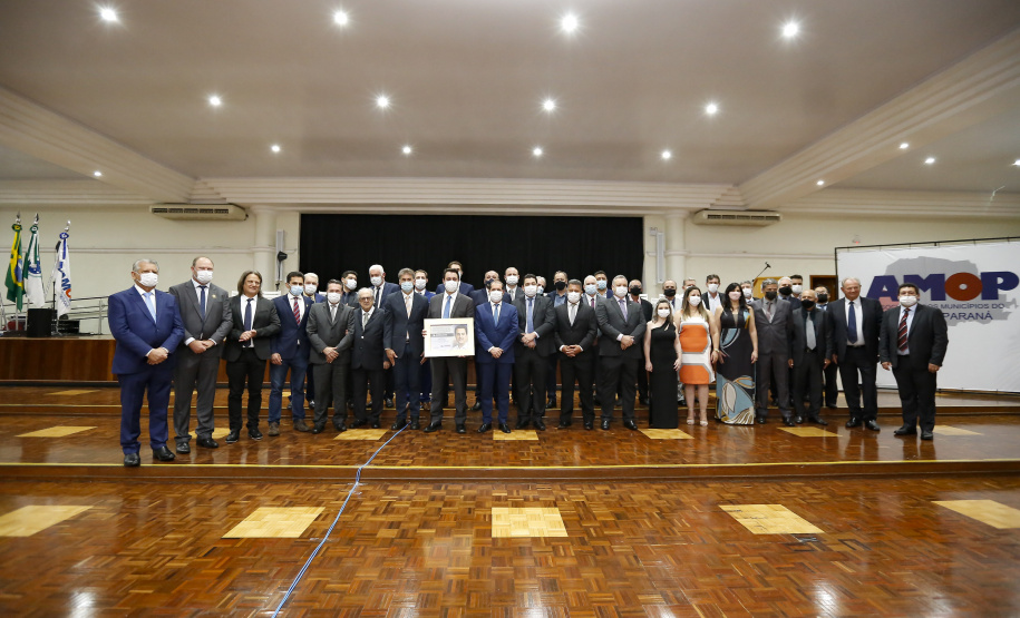 O governador Carlos Massa Ratinho Junior recebeu nesta sexta-feira (5) o título de “Benfeitor do Oeste”. A homenagem é dos prefeitos que integram a Associação dos Municípios do Oeste do Paraná foi conferida durante a 15ª edição do maior evento da imprensa da região, o Prêmio Amop de Jornalismo. 
Foto Gilson abreu/AEN