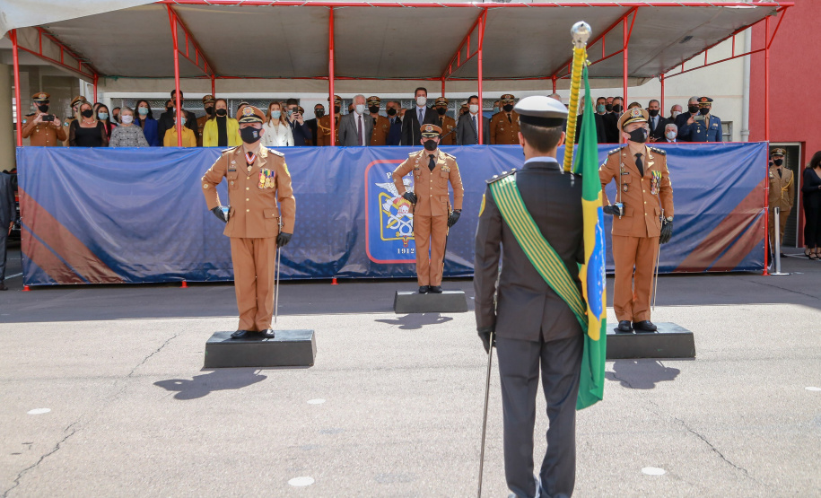 O governador Carlos Massa Ratinho Junior participou da cerimônia de passagem nesta segunda-feira (8), em Curitiba. O coronel Manoel Vasco de Figueiredo Junior assume o comando-geral da corporação, no lugar do coronel Gerson Gross, que tinha assumido o posto em janeiro deste ano. Foto: Valdelino Pontes/AEN.