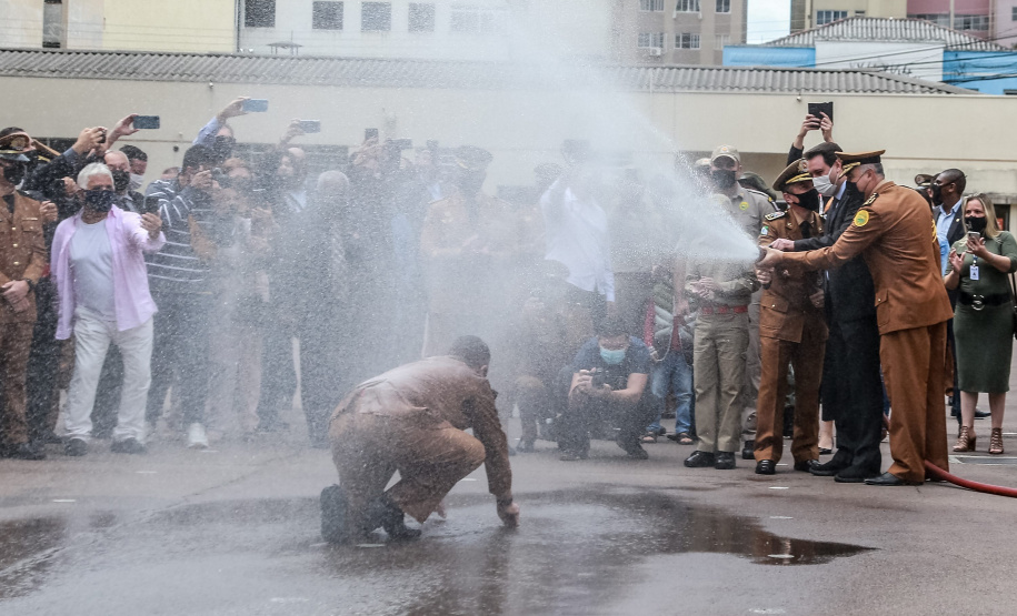 O governador Carlos Massa Ratinho Junior participou da cerimônia de passagem nesta segunda-feira (8), em Curitiba. O coronel Manoel Vasco de Figueiredo Junior assume o comando-geral da corporação, no lugar do coronel Gerson Gross, que tinha assumido o posto em janeiro deste ano. Foto: Valdelino Pontes/AEN.