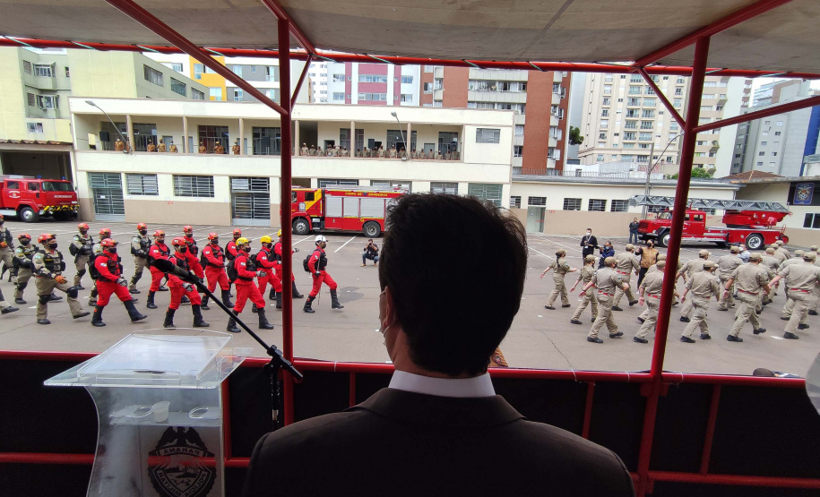 O governador Carlos Massa Ratinho Junior participou, nesta segunda-feira (8), em Curitiba, da passagem de comando do Corpo de Bombeiros do Paraná. Há mais de 30 anos na corporação, o coronel Manoel Vasco de Figueiredo Junior assume o posto de comandante-geral no lugar do coronel Gerson Gross, que tinha sido empossado em janeiro deste ano e agora segue para a reserva remunerada.Foto:Jonathan Campos/AEN