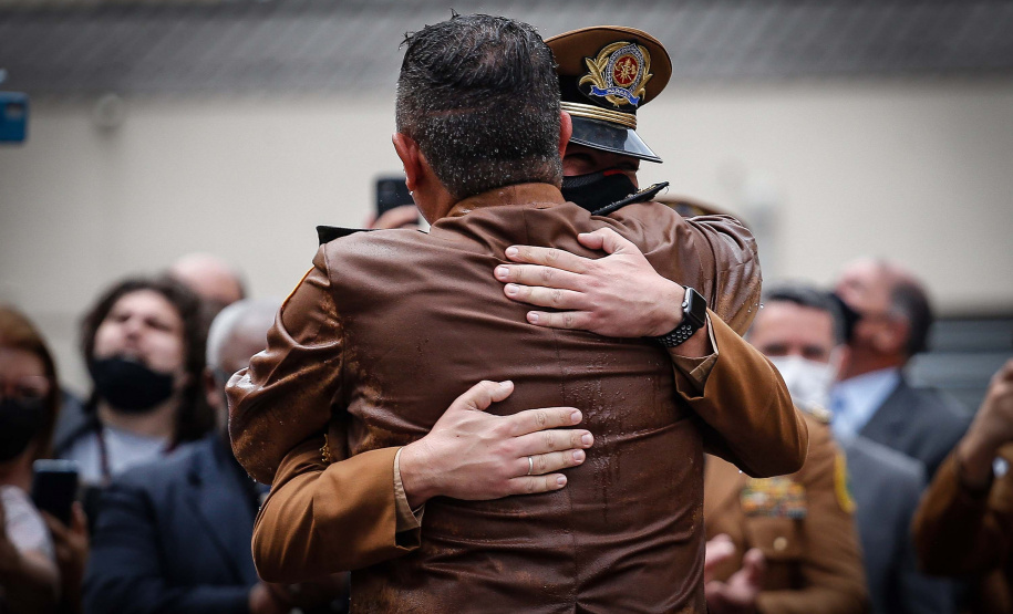 O governador Carlos Massa Ratinho Junior participou, nesta segunda-feira (8), em Curitiba, da passagem de comando do Corpo de Bombeiros do Paraná. Há mais de 30 anos na corporação, o coronel Manoel Vasco de Figueiredo Junior assume o posto de comandante-geral no lugar do coronel Gerson Gross, que tinha sido empossado em janeiro deste ano e agora segue para a reserva remunerada.Foto:Jonathan Campos/AEN
