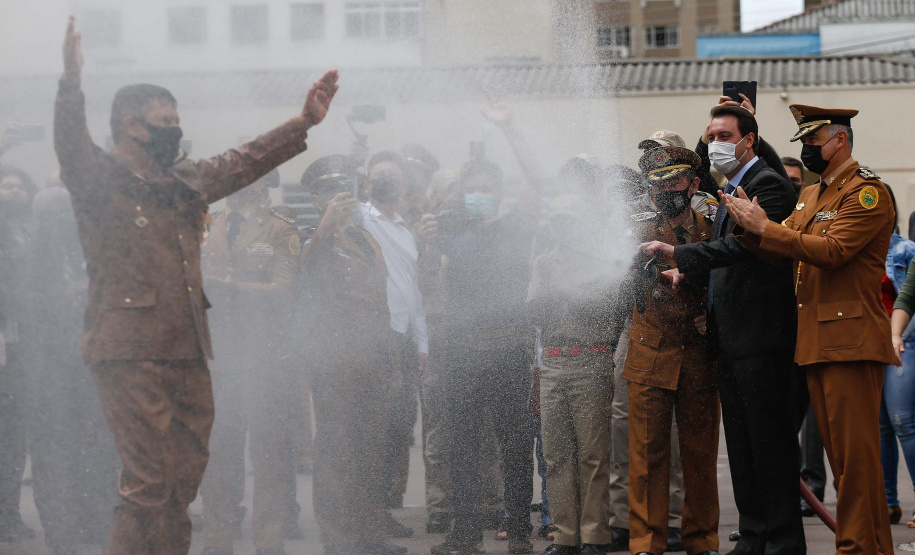 O governador Carlos Massa Ratinho Junior participou, nesta segunda-feira (8), em Curitiba, da passagem de comando do Corpo de Bombeiros do Paraná. Há mais de 30 anos na corporação, o coronel Manoel Vasco de Figueiredo Junior assume o posto de comandante-geral no lugar do coronel Gerson Gross, que tinha sido empossado em janeiro deste ano e agora segue para a reserva remunerada.Foto:Jonathan Campos/AEN