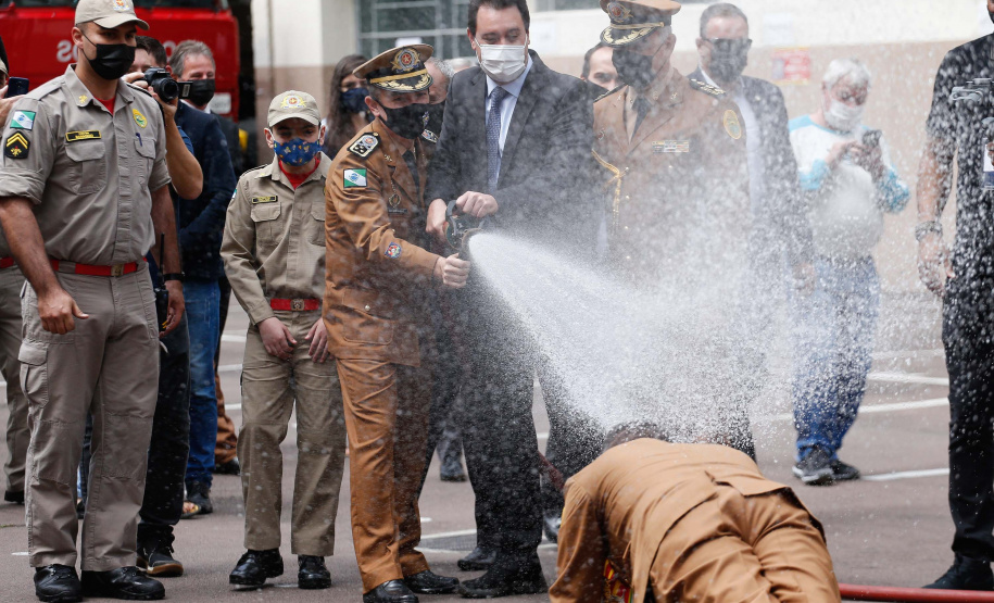 O governador Carlos Massa Ratinho Junior participou, nesta segunda-feira (8), em Curitiba, da passagem de comando do Corpo de Bombeiros do Paraná. Há mais de 30 anos na corporação, o coronel Manoel Vasco de Figueiredo Junior assume o posto de comandante-geral no lugar do coronel Gerson Gross, que tinha sido empossado em janeiro deste ano e agora segue para a reserva remunerada.Foto:Jonathan Campos/AEN
