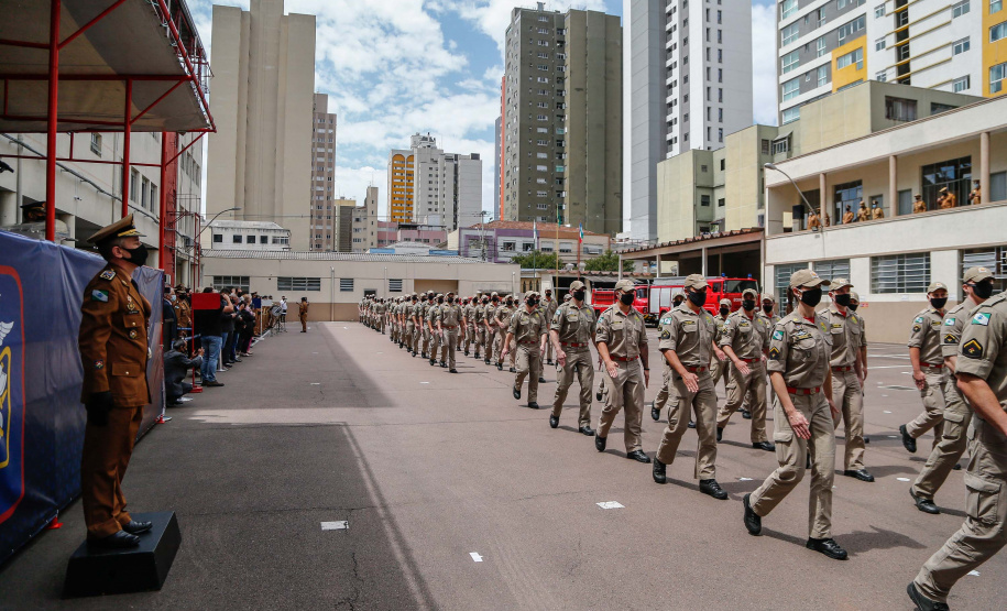 O governador Carlos Massa Ratinho Junior participou, nesta segunda-feira (8), em Curitiba, da passagem de comando do Corpo de Bombeiros do Paraná. Há mais de 30 anos na corporação, o coronel Manoel Vasco de Figueiredo Junior assume o posto de comandante-geral no lugar do coronel Gerson Gross, que tinha sido empossado em janeiro deste ano e agora segue para a reserva remunerada.Foto:Jonathan Campos/AEN