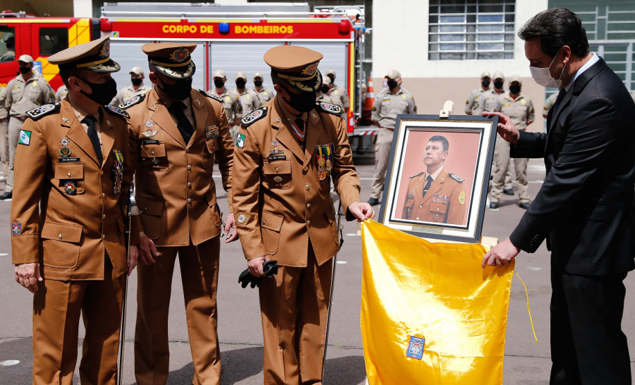 O governador Carlos Massa Ratinho Junior participou, nesta segunda-feira (8), em Curitiba, da passagem de comando do Corpo de Bombeiros do Paraná. Há mais de 30 anos na corporação, o coronel Manoel Vasco de Figueiredo Junior assume o posto de comandante-geral no lugar do coronel Gerson Gross, que tinha sido empossado em janeiro deste ano e agora segue para a reserva remunerada.Foto:Jonathan Campos/AEN