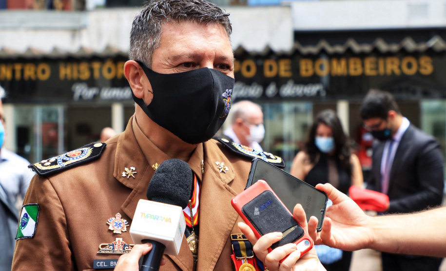 O governador Carlos Massa Ratinho Junior participou, nesta segunda-feira (8), em Curitiba, da passagem de comando do Corpo de Bombeiros do Paraná. Há mais de 30 anos na corporação, o coronel Manoel Vasco de Figueiredo Junior assume o posto de comandante-geral no lugar do coronel Gerson Gross, que tinha sido empossado em janeiro deste ano e agora segue para a reserva remunerada.Foto:José Fernando Ogura/AEN