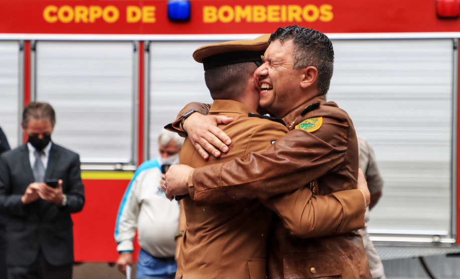 O governador Carlos Massa Ratinho Junior participou, nesta segunda-feira (8), em Curitiba, da passagem de comando do Corpo de Bombeiros do Paraná. Há mais de 30 anos na corporação, o coronel Manoel Vasco de Figueiredo Junior assume o posto de comandante-geral no lugar do coronel Gerson Gross, que tinha sido empossado em janeiro deste ano e agora segue para a reserva remunerada.Foto:José Fernando Ogura/AEN