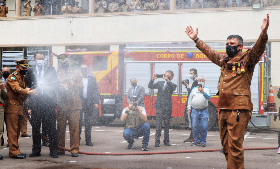 O governador Carlos Massa Ratinho Junior participou, nesta segunda-feira (8), em Curitiba, da passagem de comando do Corpo de Bombeiros do Paraná. Há mais de 30 anos na corporação, o coronel Manoel Vasco de Figueiredo Junior assume o posto de comandante-geral no lugar do coronel Gerson Gross, que tinha sido empossado em janeiro deste ano e agora segue para a reserva remunerada.Foto: José Fernando Ogura/AEN