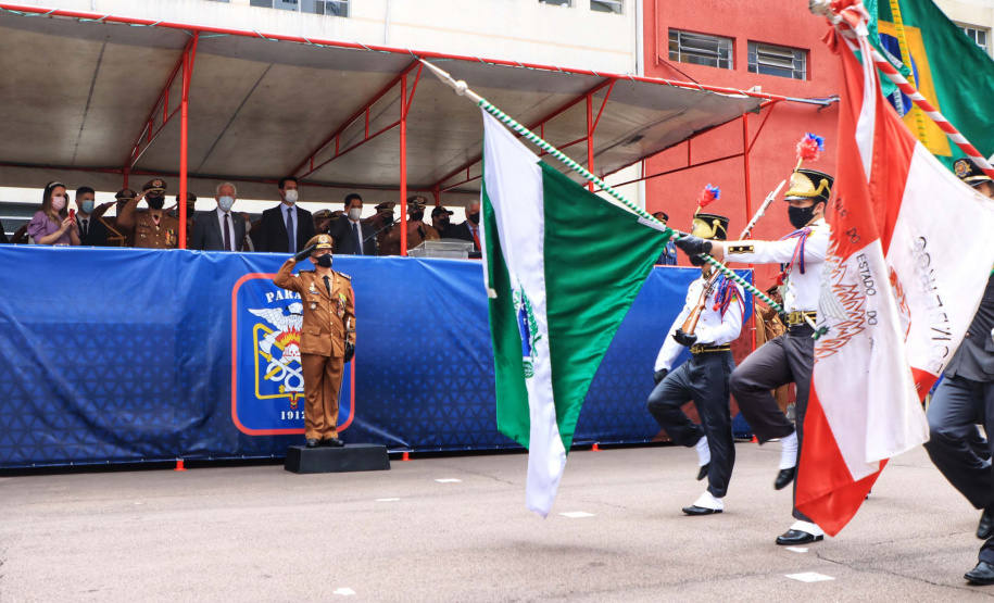 O governador Carlos Massa Ratinho Junior participou, nesta segunda-feira (8), em Curitiba, da passagem de comando do Corpo de Bombeiros do Paraná. Há mais de 30 anos na corporação, o coronel Manoel Vasco de Figueiredo Junior assume o posto de comandante-geral no lugar do coronel Gerson Gross, que tinha sido empossado em janeiro deste ano e agora segue para a reserva remunerada.Foto: José Fernando Ogura/AEN