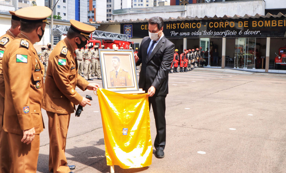 O governador Carlos Massa Ratinho Junior participou, nesta segunda-feira (8), em Curitiba, da passagem de comando do Corpo de Bombeiros do Paraná. Há mais de 30 anos na corporação, o coronel Manoel Vasco de Figueiredo Junior assume o posto de comandante-geral no lugar do coronel Gerson Gross, que tinha sido empossado em janeiro deste ano e agora segue para a reserva remunerada.Foto: José Fernando Ogura/AEN