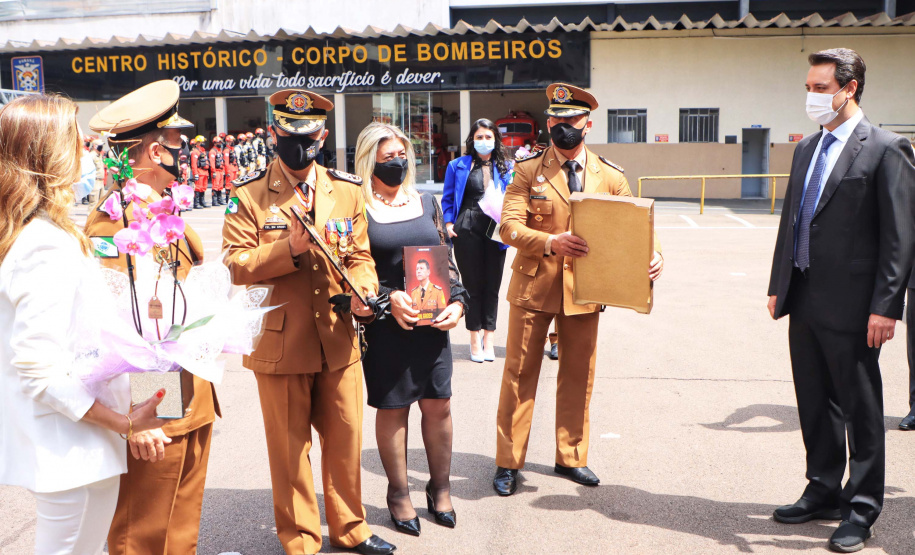 O governador Carlos Massa Ratinho Junior participou, nesta segunda-feira (8), em Curitiba, da passagem de comando do Corpo de Bombeiros do Paraná. Há mais de 30 anos na corporação, o coronel Manoel Vasco de Figueiredo Junior assume o posto de comandante-geral no lugar do coronel Gerson Gross, que tinha sido empossado em janeiro deste ano e agora segue para a reserva remunerada.Foto: José Fernando Ogura/AEN