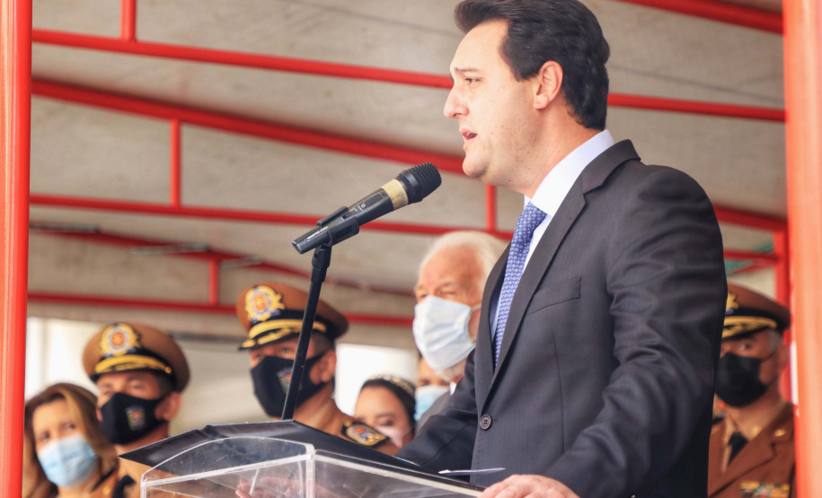 O governador Carlos Massa Ratinho Junior participou, nesta segunda-feira (8), em Curitiba, da passagem de comando do Corpo de Bombeiros do Paraná. Há mais de 30 anos na corporação, o coronel Manoel Vasco de Figueiredo Junior assume o posto de comandante-geral no lugar do coronel Gerson Gross, que tinha sido empossado em janeiro deste ano e agora segue para a reserva remunerada.Foto: José Fernando Ogura/AEN
