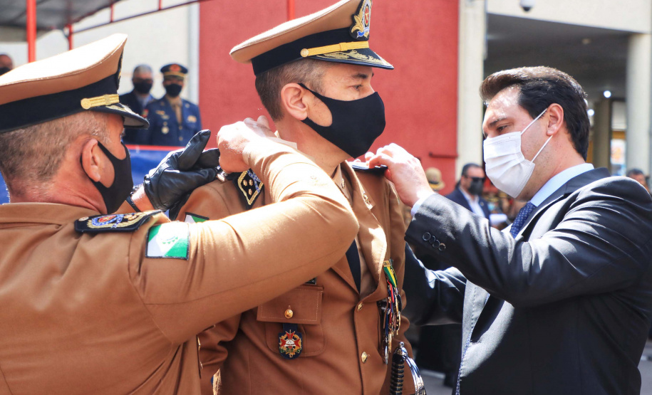 O governador Carlos Massa Ratinho Junior participou, nesta segunda-feira (8), em Curitiba, da passagem de comando do Corpo de Bombeiros do Paraná. Há mais de 30 anos na corporação, o coronel Manoel Vasco de Figueiredo Junior assume o posto de comandante-geral no lugar do coronel Gerson Gross, que tinha sido empossado em janeiro deste ano e agora segue para a reserva remunerada.Foto: José Fernando Ogura/AEN