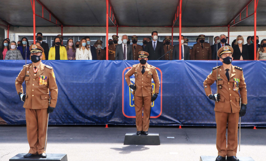O governador Carlos Massa Ratinho Junior participou, nesta segunda-feira (8), em Curitiba, da passagem de comando do Corpo de Bombeiros do Paraná. Há mais de 30 anos na corporação, o coronel Manoel Vasco de Figueiredo Junior assume o posto de comandante-geral no lugar do coronel Gerson Gross, que tinha sido empossado em janeiro deste ano e agora segue para a reserva remunerada.Foto: José Fernando Ogura/AEN