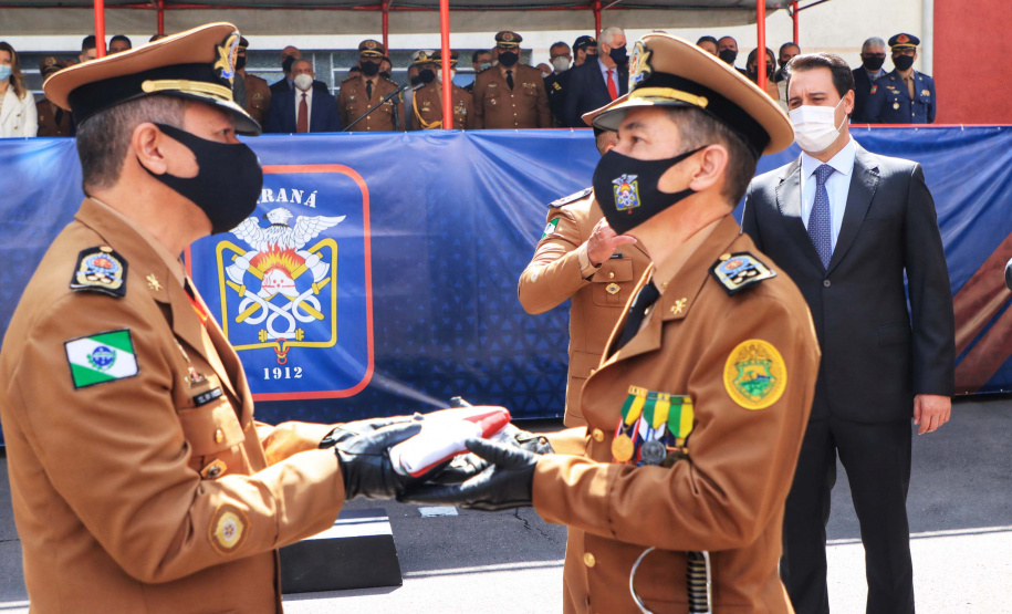 O governador Carlos Massa Ratinho Junior participou, nesta segunda-feira (8), em Curitiba, da passagem de comando do Corpo de Bombeiros do Paraná. Há mais de 30 anos na corporação, o coronel Manoel Vasco de Figueiredo Junior assume o posto de comandante-geral no lugar do coronel Gerson Gross, que tinha sido empossado em janeiro deste ano e agora segue para a reserva remunerada.Foto: José Fernando Ogura/AEN