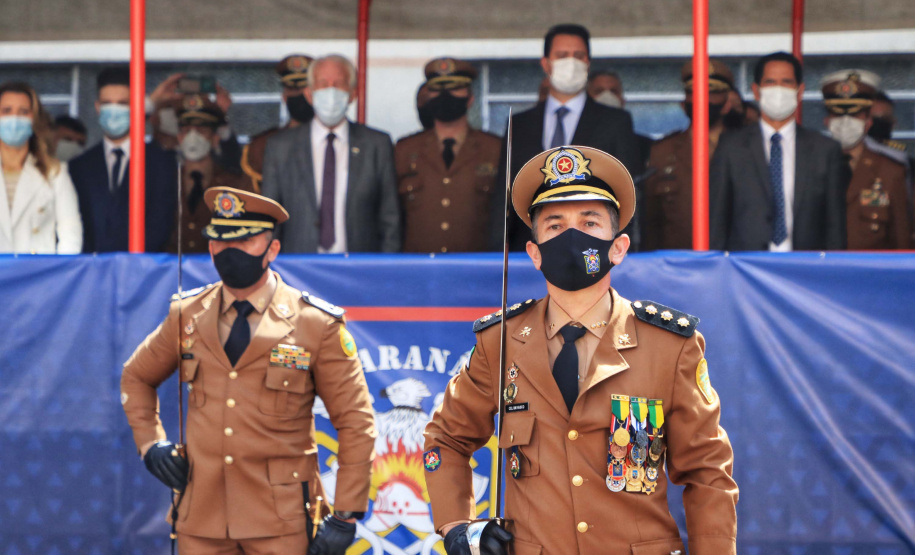 O governador Carlos Massa Ratinho Junior participou, nesta segunda-feira (8), em Curitiba, da passagem de comando do Corpo de Bombeiros do Paraná. Há mais de 30 anos na corporação, o coronel Manoel Vasco de Figueiredo Junior assume o posto de comandante-geral no lugar do coronel Gerson Gross, que tinha sido empossado em janeiro deste ano e agora segue para a reserva remunerada.Foto:José Fernando Ogura/AEN