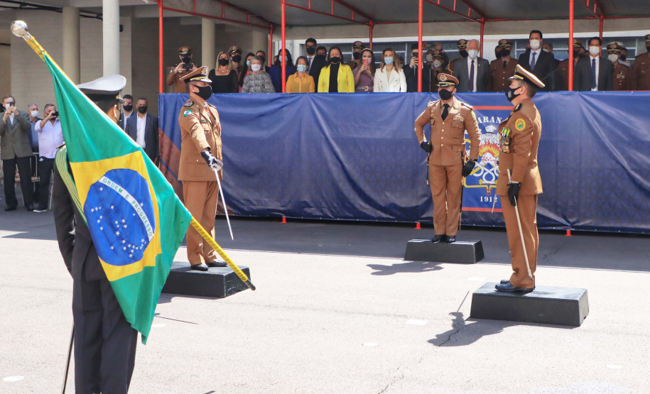 O governador Carlos Massa Ratinho Junior participou, nesta segunda-feira (8), em Curitiba, da passagem de comando do Corpo de Bombeiros do Paraná. Há mais de 30 anos na corporação, o coronel Manoel Vasco de Figueiredo Junior assume o posto de comandante-geral no lugar do coronel Gerson Gross, que tinha sido empossado em janeiro deste ano e agora segue para a reserva remunerada.Foto: José Fernando Ogura/AEN