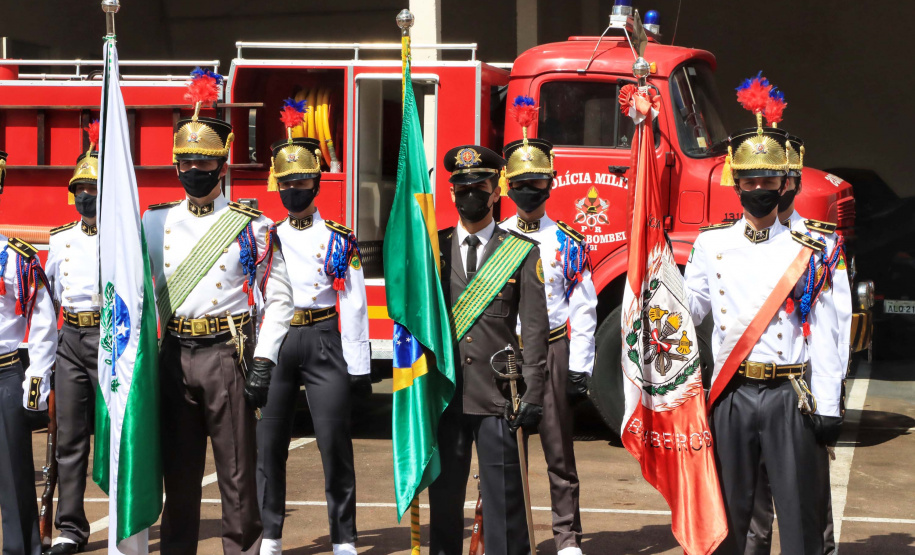 O governador Carlos Massa Ratinho Junior participou, nesta segunda-feira (8), em Curitiba, da passagem de comando do Corpo de Bombeiros do Paraná. Há mais de 30 anos na corporação, o coronel Manoel Vasco de Figueiredo Junior assume o posto de comandante-geral no lugar do coronel Gerson Gross, que tinha sido empossado em janeiro deste ano e agora segue para a reserva remunerada.Foto:José Fernando Ogura/AEN