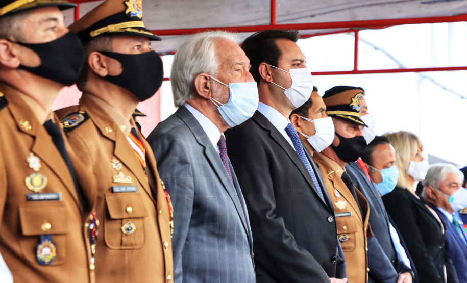 O governador Carlos Massa Ratinho Junior participou, nesta segunda-feira (8), em Curitiba, da passagem de comando do Corpo de Bombeiros do Paraná. Há mais de 30 anos na corporação, o coronel Manoel Vasco de Figueiredo Junior assume o posto de comandante-geral no lugar do coronel Gerson Gross, que tinha sido empossado em janeiro deste ano e agora segue para a reserva remunerada.Foto: José Fernando Ogura/AEN