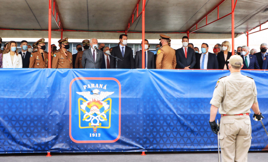 O governador Carlos Massa Ratinho Junior participou, nesta segunda-feira (8), em Curitiba, da passagem de comando do Corpo de Bombeiros do Paraná. Há mais de 30 anos na corporação, o coronel Manoel Vasco de Figueiredo Junior assume o posto de comandante-geral no lugar do coronel Gerson Gross, que tinha sido empossado em janeiro deste ano e agora segue para a reserva remunerada.Foto: José Fernando Ogura/AEN