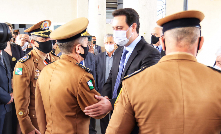 O governador Carlos Massa Ratinho Junior participou, nesta segunda-feira (8), em Curitiba, da passagem de comando do Corpo de Bombeiros do Paraná. Há mais de 30 anos na corporação, o coronel Manoel Vasco de Figueiredo Junior assume o posto de comandante-geral no lugar do coronel Gerson Gross, que tinha sido empossado em janeiro deste ano e agora segue para a reserva remunerada.Foto: José Fernando Ogura/AEN