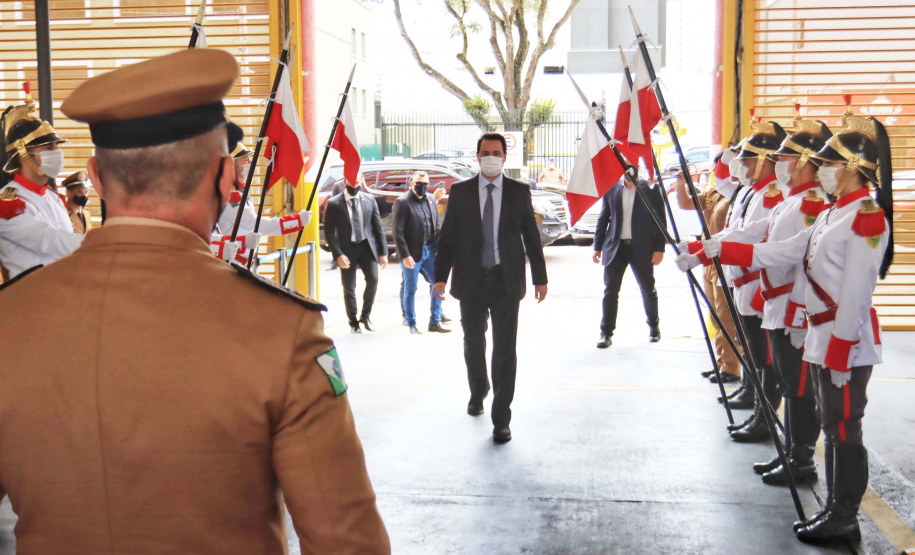 O governador Carlos Massa Ratinho Junior participou, nesta segunda-feira (8), em Curitiba, da passagem de comando do Corpo de Bombeiros do Paraná. Há mais de 30 anos na corporação, o coronel Manoel Vasco de Figueiredo Junior assume o posto de comandante-geral no lugar do coronel Gerson Gross, que tinha sido empossado em janeiro deste ano e agora segue para a reserva remunerada.Foto: José Fernando Ogura/AEN
