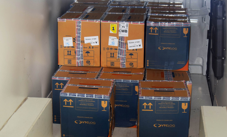 O Paraná recebeu nesta segunda-feira (8) mais 161.460 imunizantes da Pfizer/BioNTech. A nova remessa ainda aguarda a divulgação do informe técnico do Governo Federal e, por isso, ainda não tem público-alvo definido. - Curitiba, 08/11/2021 - Foto: Américo Antonio/SESA