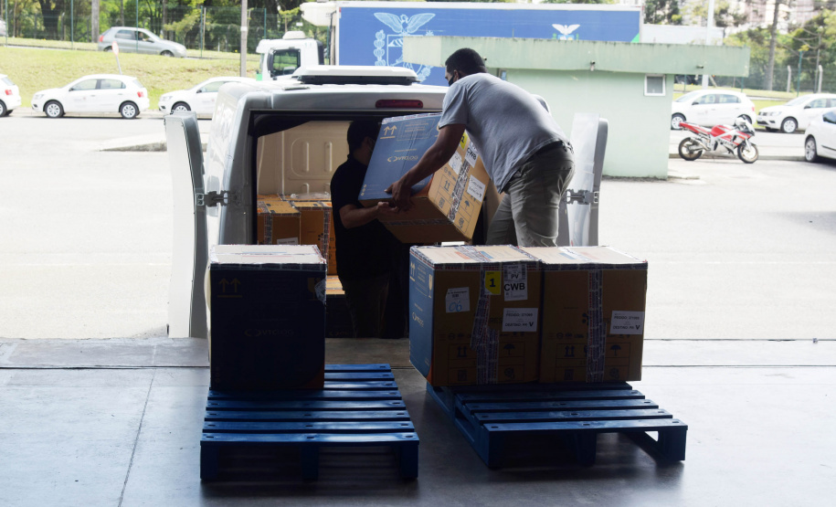 O Paraná recebeu nesta segunda-feira (8) mais 161.460 imunizantes da Pfizer/BioNTech. A nova remessa ainda aguarda a divulgação do informe técnico do Governo Federal e, por isso, ainda não tem público-alvo definido. - Curitiba, 08/11/2021 - Foto: Américo Antonio/SESA