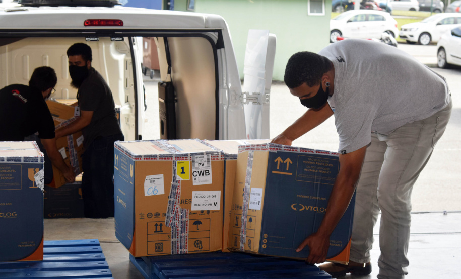 O Paraná recebeu nesta segunda-feira (8) mais 161.460 imunizantes da Pfizer/BioNTech. A nova remessa ainda aguarda a divulgação do informe técnico do Governo Federal e, por isso, ainda não tem público-alvo definido. - Curitiba, 08/11/2021 - Foto: Américo Antonio/SESA