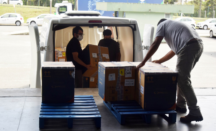 O Paraná recebeu nesta segunda-feira (8) mais 161.460 imunizantes da Pfizer/BioNTech. A nova remessa ainda aguarda a divulgação do informe técnico do Governo Federal e, por isso, ainda não tem público-alvo definido. - Curitiba, 08/11/2021 - Foto: Américo Antonio/SESA