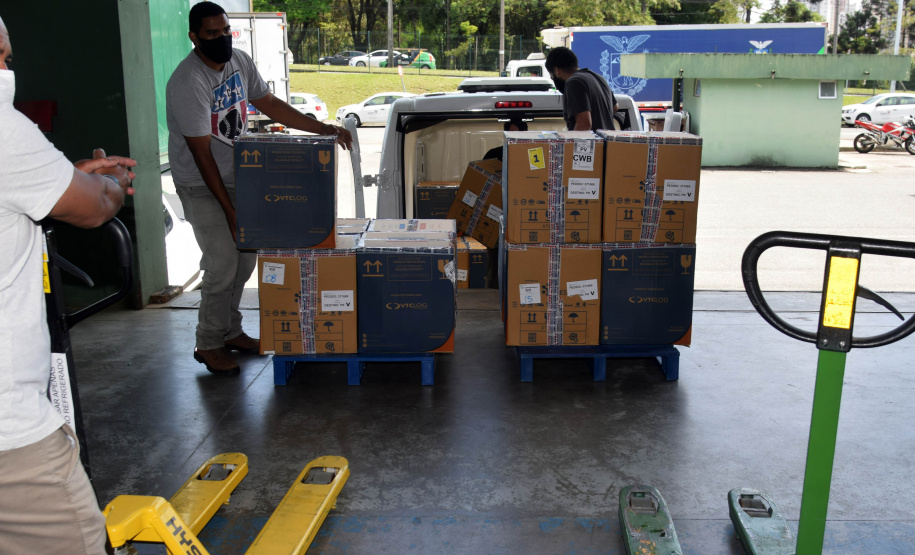 O Paraná recebeu nesta segunda-feira (8) mais 161.460 imunizantes da Pfizer/BioNTech. A nova remessa ainda aguarda a divulgação do informe técnico do Governo Federal e, por isso, ainda não tem público-alvo definido. - Curitiba, 08/11/2021 - Foto: Américo Antonio/SESA