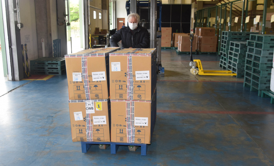O Paraná recebeu nesta segunda-feira (8) mais 161.460 imunizantes da Pfizer/BioNTech. A nova remessa ainda aguarda a divulgação do informe técnico do Governo Federal e, por isso, ainda não tem público-alvo definido. - Curitiba, 08/11/2021 - Foto: Américo Antonio/SESA