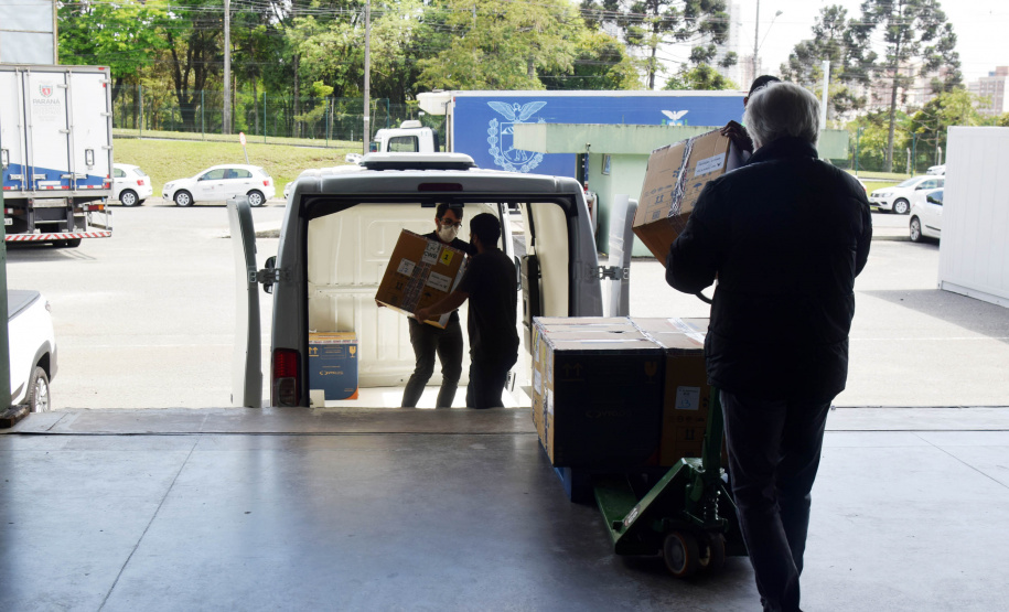 O Paraná recebeu nesta segunda-feira (8) mais 161.460 imunizantes da Pfizer/BioNTech. A nova remessa ainda aguarda a divulgação do informe técnico do Governo Federal e, por isso, ainda não tem público-alvo definido. - Curitiba, 08/11/2021 - Foto: Américo Antonio/SESA