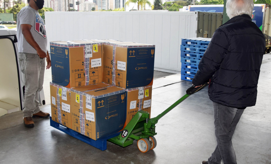 O Paraná recebeu nesta segunda-feira (8) mais 161.460 imunizantes da Pfizer/BioNTech. A nova remessa ainda aguarda a divulgação do informe técnico do Governo Federal e, por isso, ainda não tem público-alvo definido. - Curitiba, 08/11/2021 - Foto: Américo Antonio/SESA