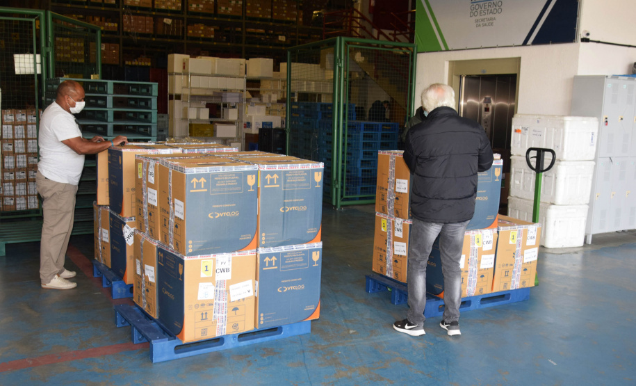 O Paraná recebeu nesta segunda-feira (8) mais 161.460 imunizantes da Pfizer/BioNTech. A nova remessa ainda aguarda a divulgação do informe técnico do Governo Federal e, por isso, ainda não tem público-alvo definido. - Curitiba, 08/11/2021 - Foto: Américo Antonio/SESA