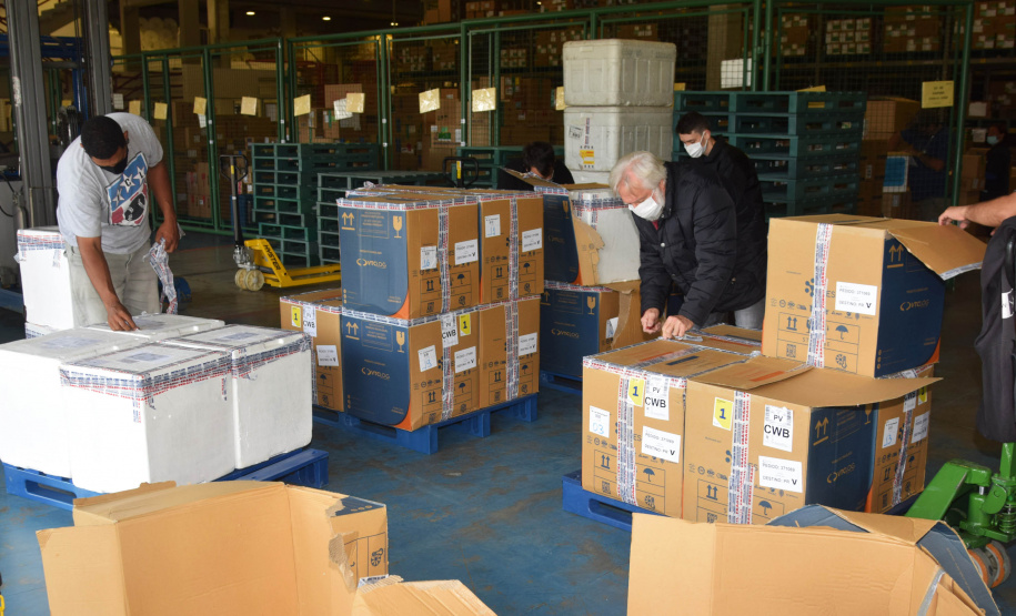 O Paraná recebeu nesta segunda-feira (8) mais 161.460 imunizantes da Pfizer/BioNTech. A nova remessa ainda aguarda a divulgação do informe técnico do Governo Federal e, por isso, ainda não tem público-alvo definido. - Curitiba, 08/11/2021 - Foto: Américo Antonio/SESA