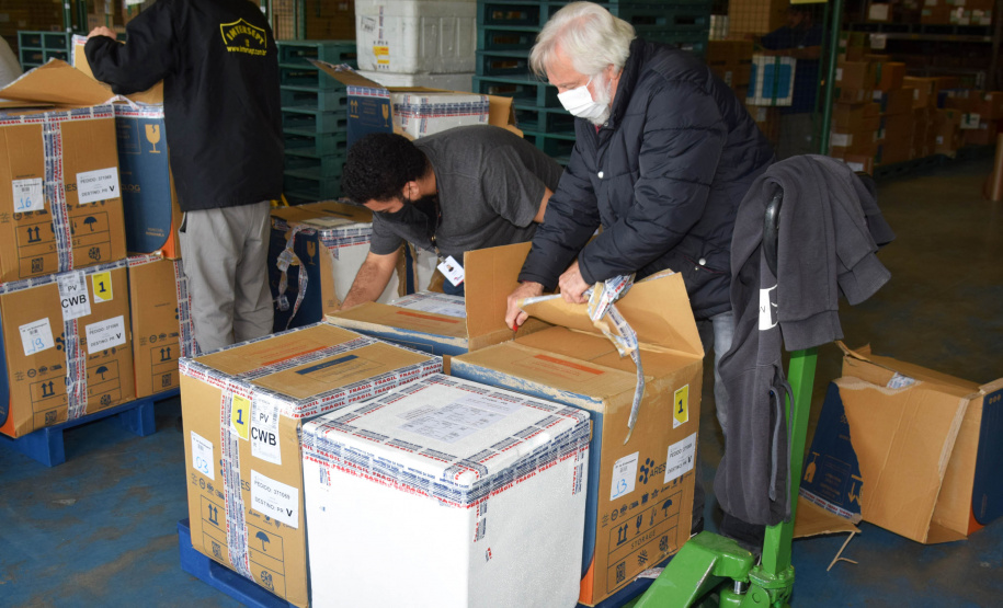 O Paraná recebeu nesta segunda-feira (8) mais 161.460 imunizantes da Pfizer/BioNTech. A nova remessa ainda aguarda a divulgação do informe técnico do Governo Federal e, por isso, ainda não tem público-alvo definido. - Curitiba, 08/11/2021 - Foto: Américo Antonio/SESA