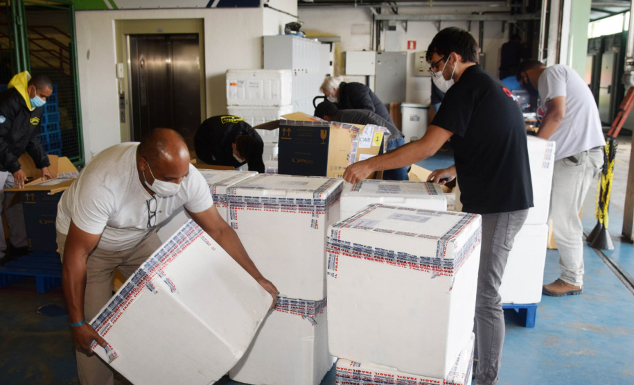 O Paraná recebeu nesta segunda-feira (8) mais 161.460 imunizantes da Pfizer/BioNTech. A nova remessa ainda aguarda a divulgação do informe técnico do Governo Federal e, por isso, ainda não tem público-alvo definido. - Curitiba, 08/11/2021 - Foto: Américo Antonio/SESA