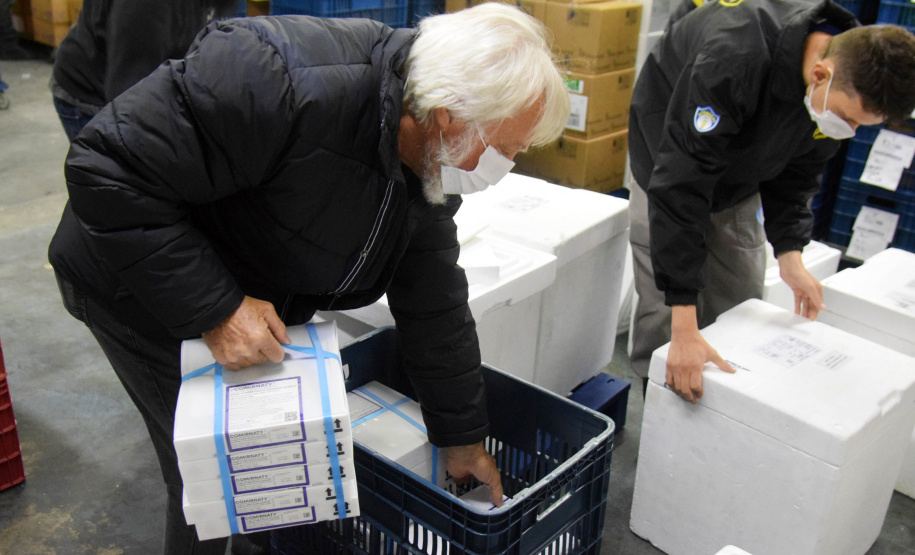 O Paraná recebeu nesta segunda-feira (8) mais 161.460 imunizantes da Pfizer/BioNTech. A nova remessa ainda aguarda a divulgação do informe técnico do Governo Federal e, por isso, ainda não tem público-alvo definido. - Curitiba, 08/11/2021 - Foto: Américo Antonio/SESA