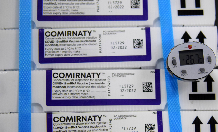 O Paraná recebeu nesta segunda-feira (8) mais 161.460 imunizantes da Pfizer/BioNTech. A nova remessa ainda aguarda a divulgação do informe técnico do Governo Federal e, por isso, ainda não tem público-alvo definido. - Curitiba, 08/11/2021 - Foto: Américo Antonio/SESA