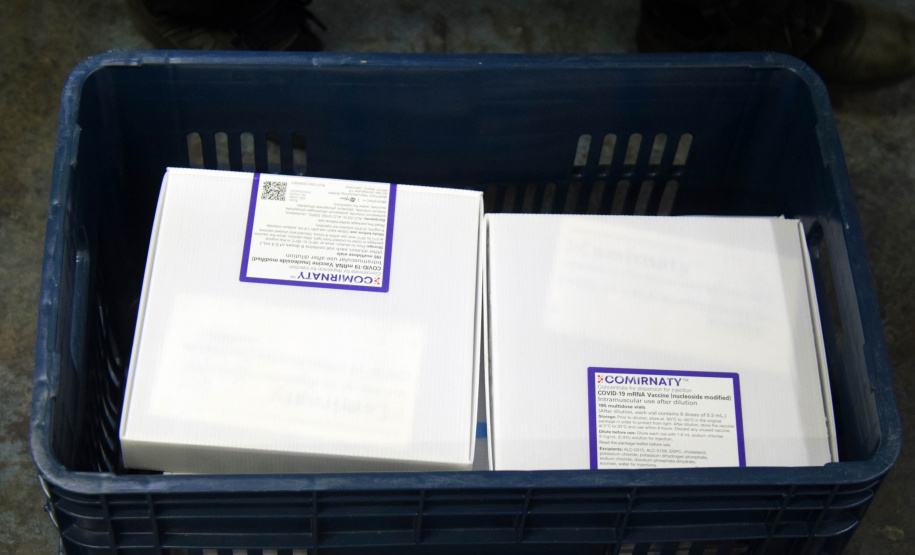 O Paraná recebeu nesta segunda-feira (8) mais 161.460 imunizantes da Pfizer/BioNTech. A nova remessa ainda aguarda a divulgação do informe técnico do Governo Federal e, por isso, ainda não tem público-alvo definido. - Curitiba, 08/11/2021 - Foto: Américo Antonio/SESA