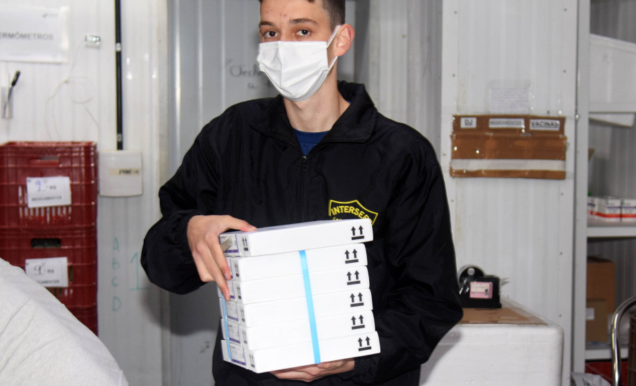 O Paraná recebeu nesta segunda-feira (8) mais 161.460 imunizantes da Pfizer/BioNTech. A nova remessa ainda aguarda a divulgação do informe técnico do Governo Federal e, por isso, ainda não tem público-alvo definido. - Curitiba, 08/11/2021 - Foto: Américo Antonio/SESA