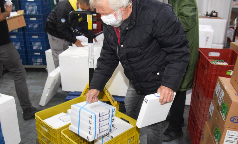 O Paraná recebeu nesta segunda-feira (8) mais 161.460 imunizantes da Pfizer/BioNTech. A nova remessa ainda aguarda a divulgação do informe técnico do Governo Federal e, por isso, ainda não tem público-alvo definido. - Curitiba, 08/11/2021 - Foto: Américo Antonio/SESA