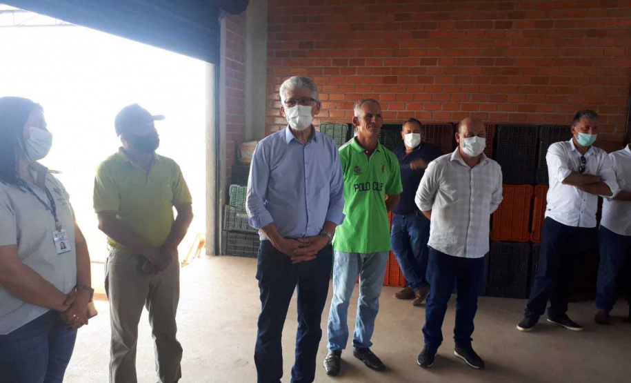 Entrega de pavimentação de estrada rural e de máquinas, caminhão e equipamentos para cooperativas de agricultura familiar, inauguração de cozinha comunitária. Estas foram algumas das ações dos secretários estaduais da Agricultura e do Abastecimento, Norberto Ortigara, e do Planejamento e Projetos Estruturantes, Valdemar Bernardo Jorge, na semana passada na região do Norte Pioneiro. - Curitiba, 08/11/2021 - Foto: SEAB